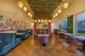 Dining - Zostel Plus Rishikesh (Yamkeshwar)