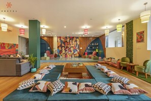 Living area - Zostel Plus Rishikesh (Yamkeshwar)