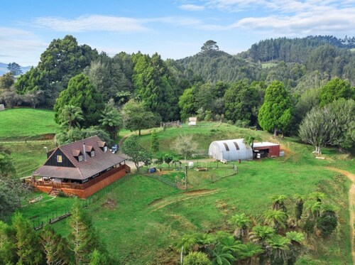 Peace & Tranquility
2 minutes to Karangahake gorge and bicycle tracks. 