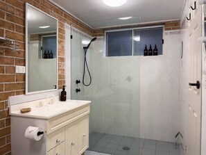 Dusj, hårføner, håndklær og såpe