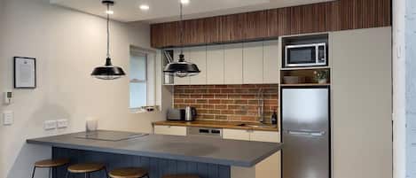 Frigorifero, microonde, forno, piano cottura
