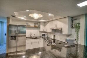 Fridge, microwave, oven, stovetop - Pelican SeaPod - Walk to the Beach! (St. Augustine)