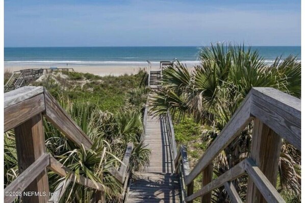 Sun-loungers, beach towels - Pelican SeaPod - Walk to the Beach! (St. Augustine)