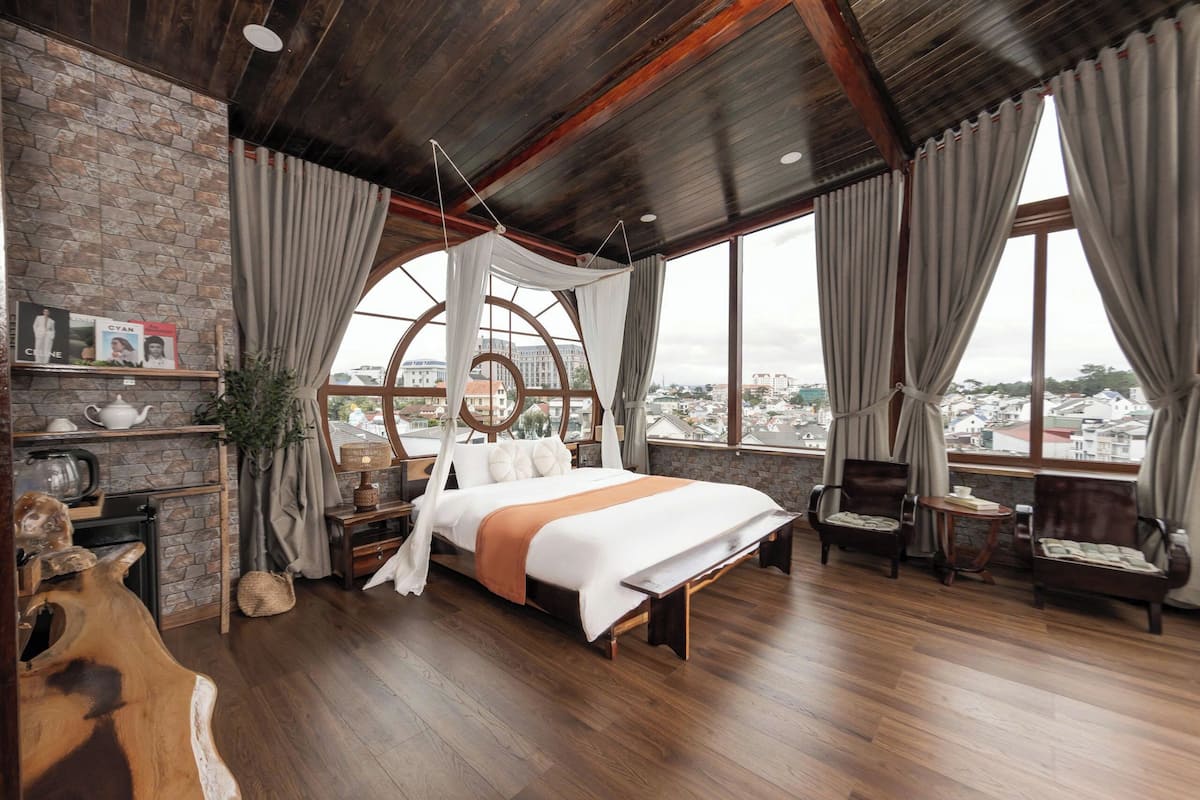 Junior Double Room, Balcony | 1 bedroom, desk, laptop workspace, soundproofing