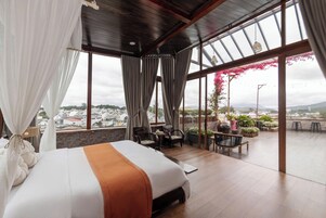 Junior Double Room, Balcony | Meja, ruang kerja komputer riba, kalis bunyi, Wi-fi percuma 