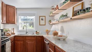 Een koelkast, een microgolfoven, een oven, een kookplaat