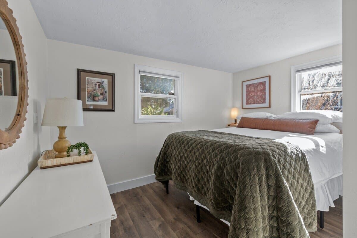 2 habitaciones, tabla de planchar con plancha, cuna de viaje y wifi 