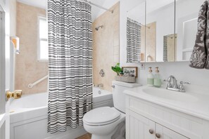 Ducha, secador de pelo y toallas