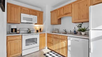 Frigorífico, microondas, horno y placa de cocina