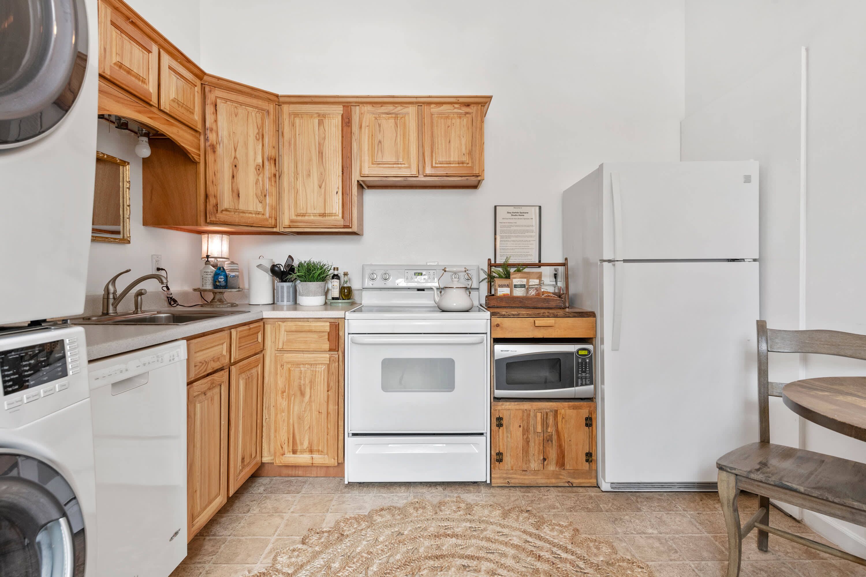 Frigorífico, microondas, horno y placa de cocina