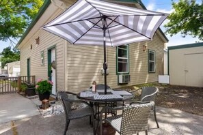 Outdoor dining - Beautiful & Private North Spokane Home - King Bed (Spokane)