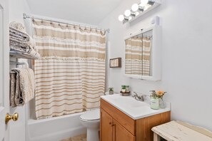 Shower, hair dryer, towels - Beautiful & Private North Spokane Home - King Bed (Spokane)