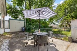 Outdoor dining - Beautiful & Private North Spokane Home - King Bed (Spokane)