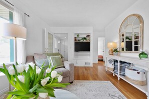 TV, offices - Gorgeous North Spokane Home - 5 Min to Campus (Spokane)