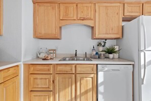 Een koelkast, een microgolfoven, een oven, een kookplaat