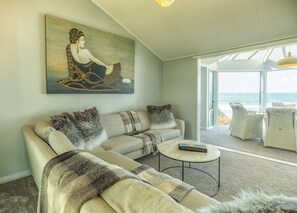 TV, DVD player, books, stereo - “A SPECTACULAR & RARE FIND ON THE ABSOLUTE BEACH FRONT“ (Karitane)