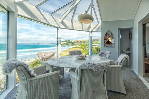 “A SPECTACULAR & RARE FIND ON THE ABSOLUTE BEACH FRONT“