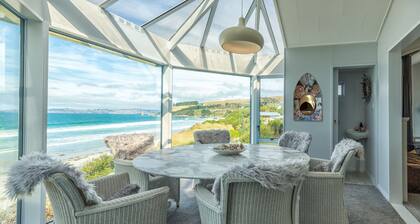 “A SPECTACULAR & RARE FIND ON THE ABSOLUTE BEACH FRONT“