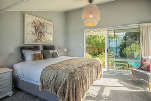3 bedrooms, iron/ironing board, free WiFi, bed sheets - “A SPECTACULAR & RARE FIND ON THE ABSOLUTE BEACH FRONT“ (Karitane)