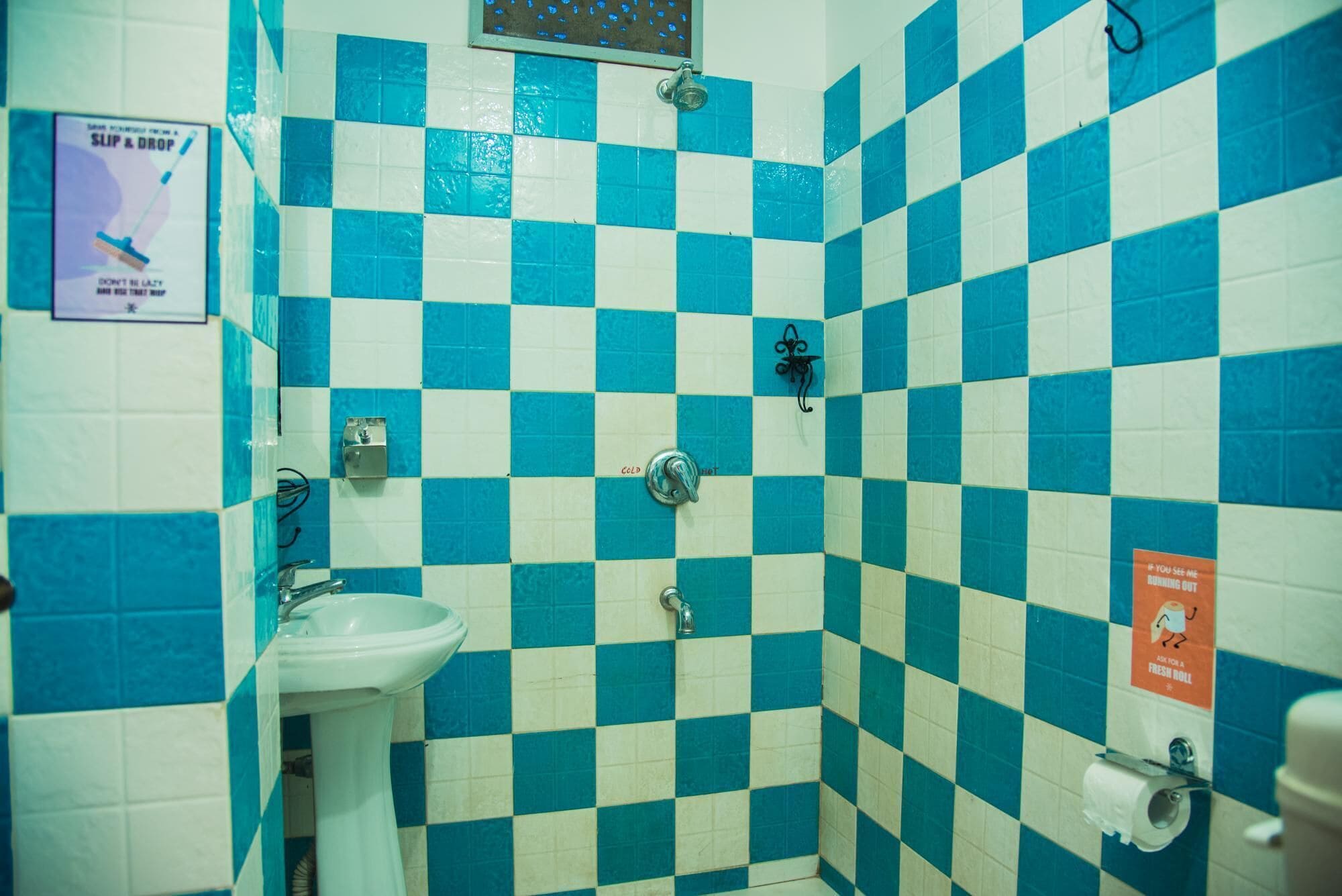 6 Bed Mixed Dorm | Bathroom | Shower, towels