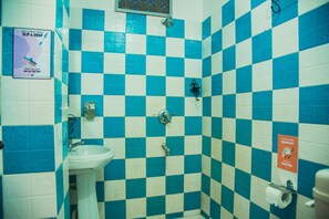 6 Bed Mixed Dorm | Bathroom | Shower, towels