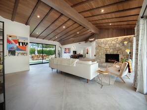 Smart TV, caminetto, videogiochi