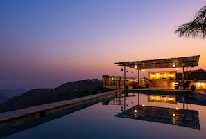 Seasonal outdoor pool - Zostel Banikhet (Dalhousie)