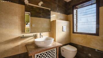 4 Bed Mixed Dorm | Bathroom | Shower, towels