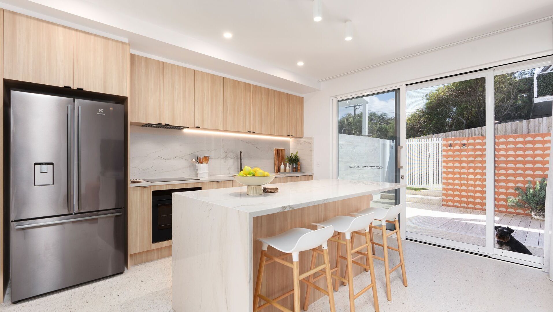 Fridge, oven, stovetop, coffee/tea maker