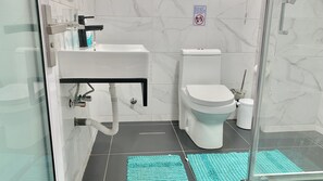 Dusj, bidé, håndklær og såpe