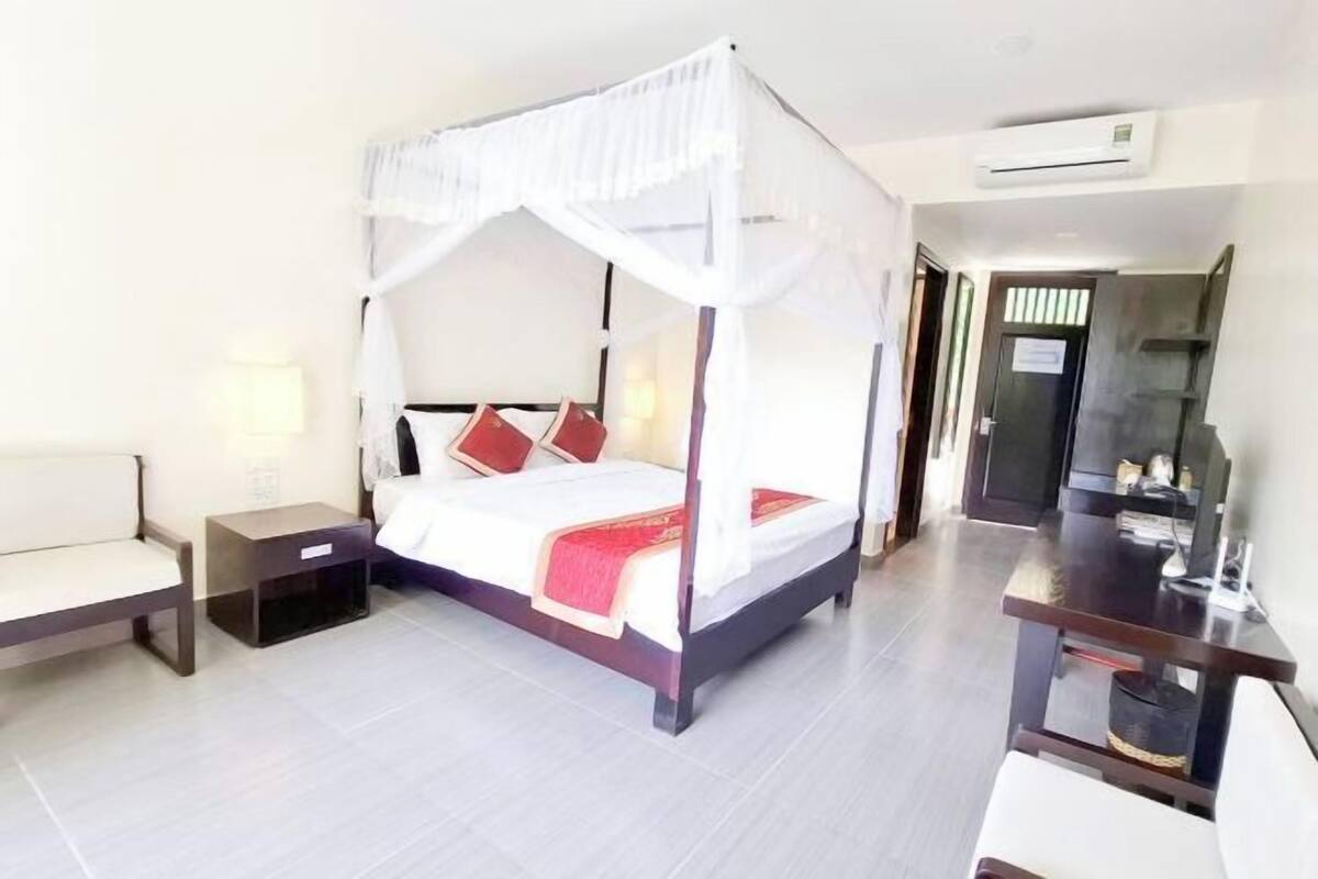 Individually furnished, desk, laptop workspace, free WiFi