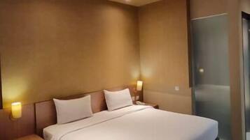 1 habitación, escritorio y espacio para trabajar con laptop