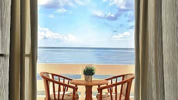 Habitación superior, 1 cama Queen size, vista al mar, planta baja | Terraza o patio