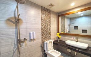 Habitación triple Deluxe | Baño | Amenidades de baño gratuitas, secadora de cabello, pantuflas, bidet