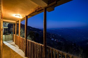 Property grounds - Zostel Homes Cheog - Shimla (Theog)