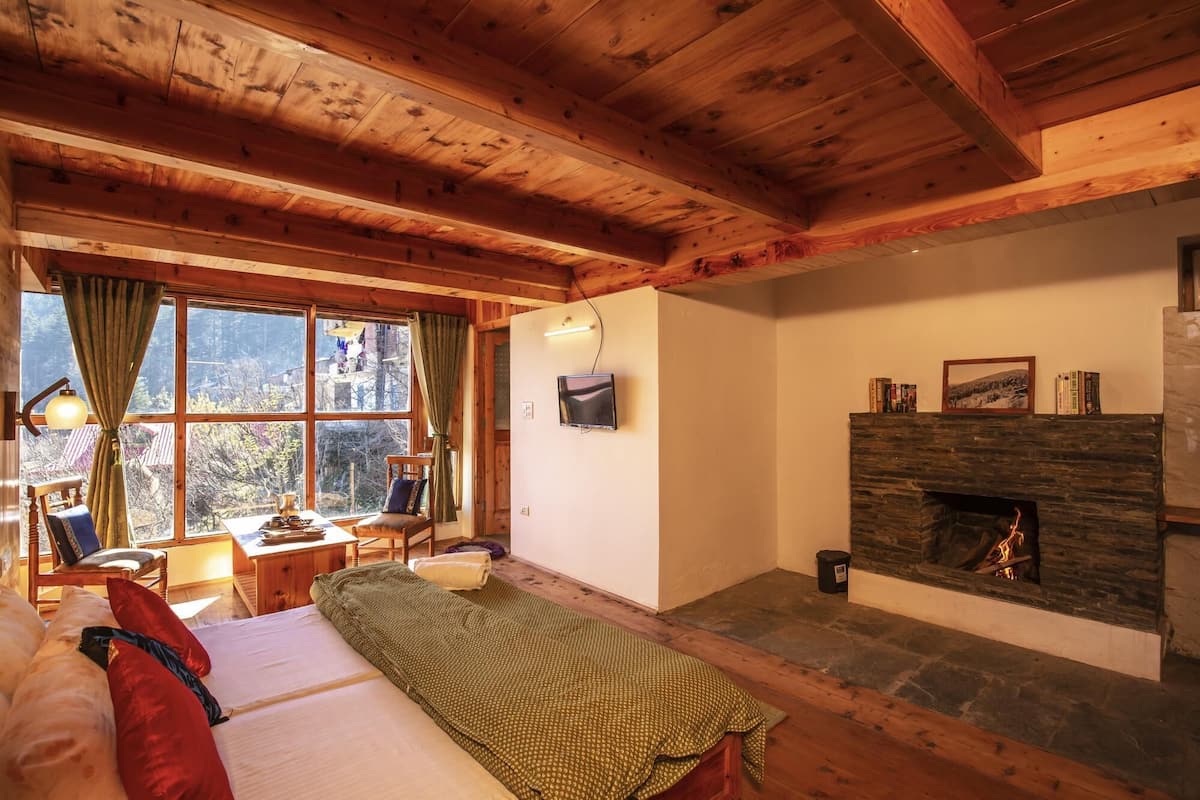 Deluxe Room with Fireplace | Wi-Fi gratis dan seprai linen