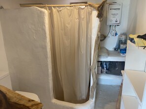 Toalhas de banho, sabonete, papel higiênico 