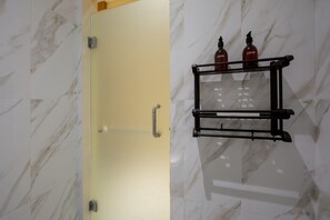 Chambre Deluxe | Salle de bain | Douche, serviettes fournies, shampoing, papier toilette