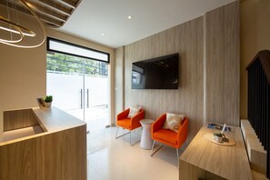 Coin salon dans le hall