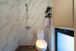 Chambre Simple | Salle de bain | Douche, serviettes fournies, shampoing, papier toilette