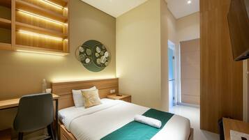 Desk, laptop workspace, free WiFi, bed sheets