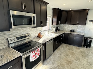 Fridge, microwave, oven, stovetop - 3-bedroom house in St. Petersburg .8 minutes away to Madeira and St Pete Beach (St. Petersburg)