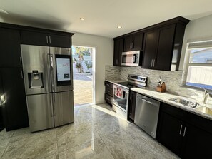 Frigorifero, microonde, forno, piano cottura