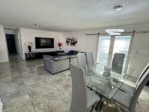 Interior - 3-bedroom house in St. Petersburg .8 minutes away to Madeira and St Pete Beach (St. Petersburg)
