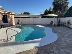 Outdoor pool - 3-bedroom house in St. Petersburg .8 minutes away to Madeira and St Pete Beach (St. Petersburg)