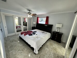 3 bedrooms, iron/ironing board, WiFi, bed sheets - 3-bedroom house in St. Petersburg .8 minutes away to Madeira and St Pete Beach (St. Petersburg)
