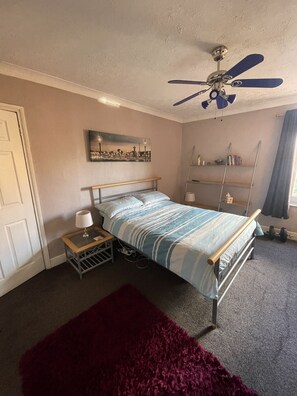 2 quartos, ferros/tábuas de passar roupa, Wi-Fi, roupa de cama