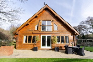 Exterior - Situated in the idyllic Cornish village of Little Petherick, nestled in the picturesque wooded valle (Little Petherick)