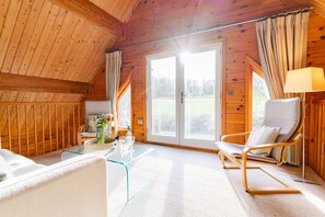 Una Smart TV, un reproductor de DVD, libros