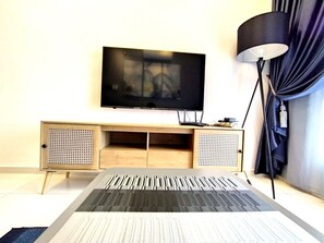 Premier Apartment | Ruang tamu | 300 cm sebuah televisyen pintar dengan digital 